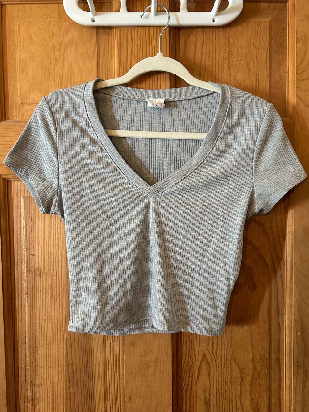 Tilly's Ribbed V-Neck Crop Top - Light Gray